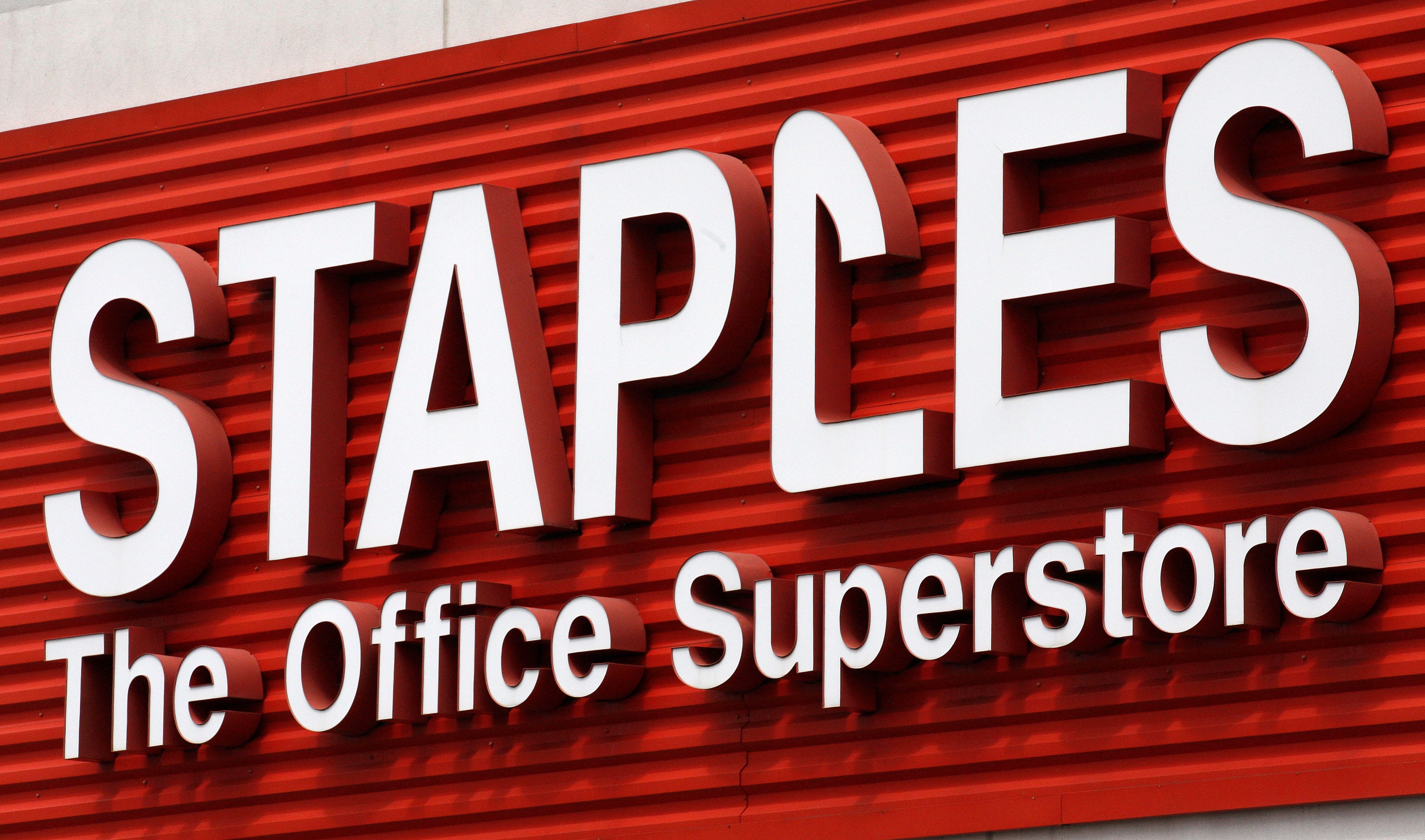 does staples print in color